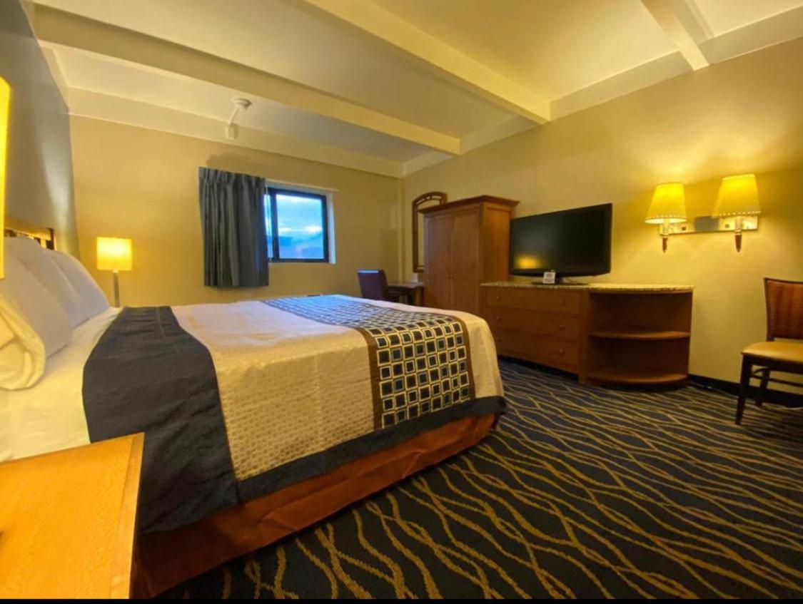 Economy Inn North Randall Extérieur photo