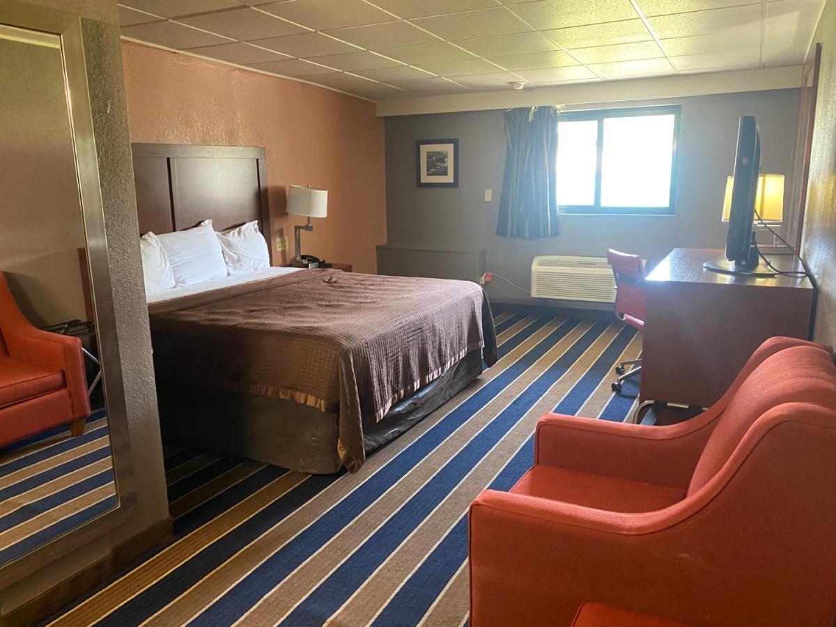 Economy Inn North Randall Extérieur photo