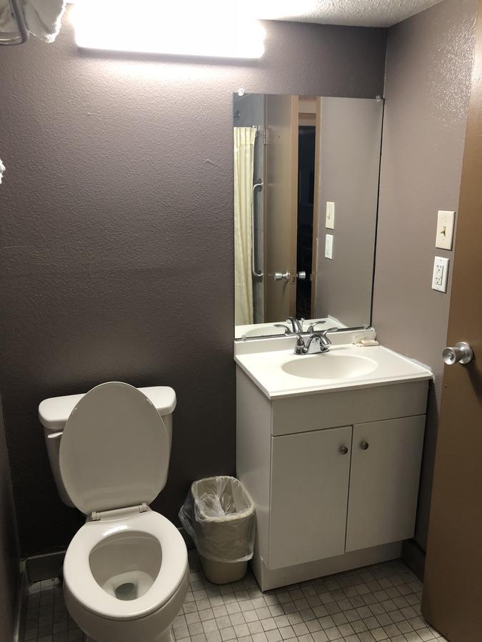 Economy Inn North Randall Extérieur photo