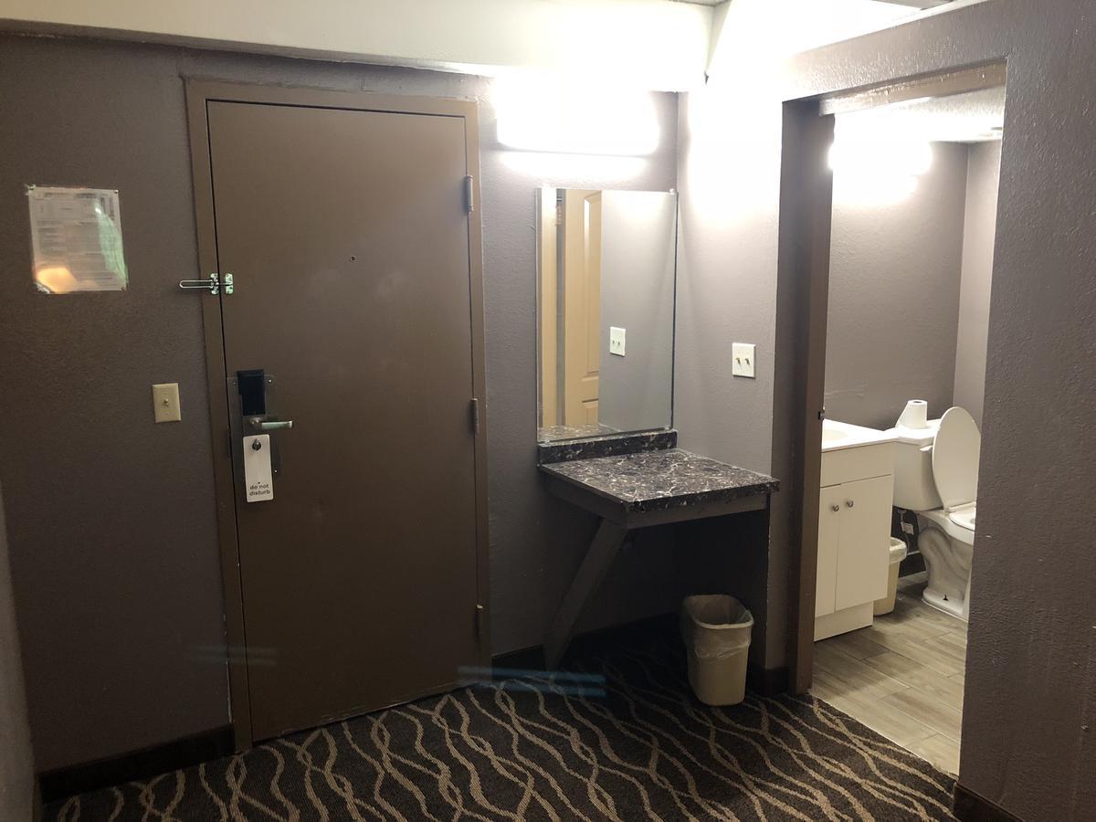 Economy Inn North Randall Extérieur photo