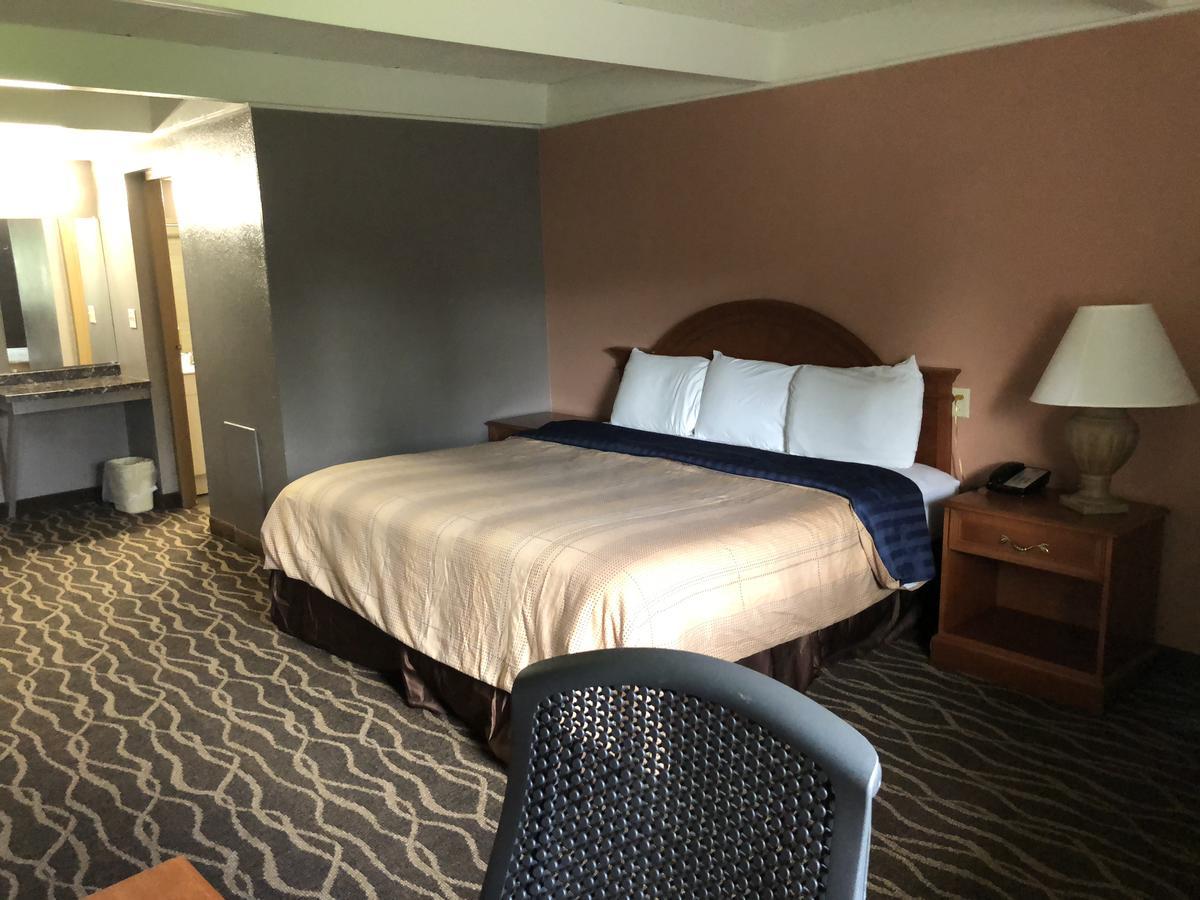 Economy Inn North Randall Extérieur photo