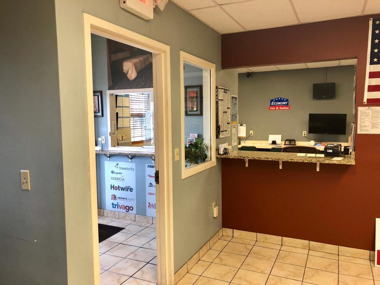 Economy Inn North Randall Extérieur photo